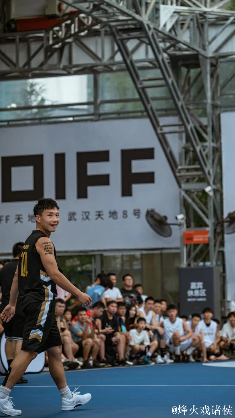 37岁街球王周锐校园行首次走进幼儿园,左手滑翔劈扣引爆全场欢呼 37岁街球王周锐校园行首次走进幼儿园,左手滑翔劈扣引爆全场欢呼